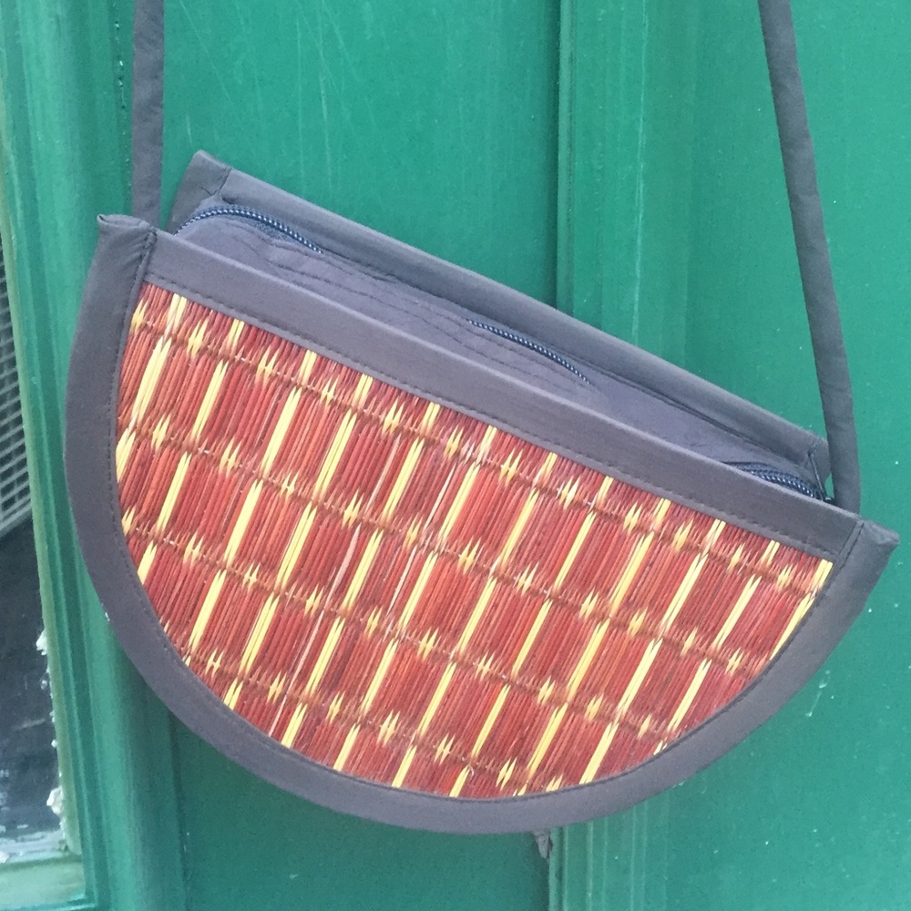 Vintage half-round shoulder/crossbody minibag.